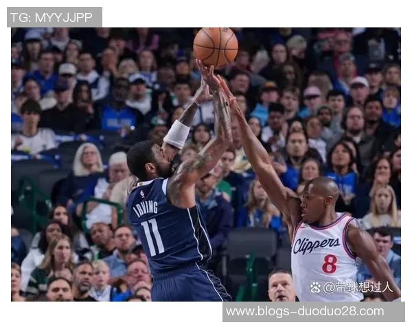 快船与独行侠激战正酣双方球员拼尽全力争夺胜利